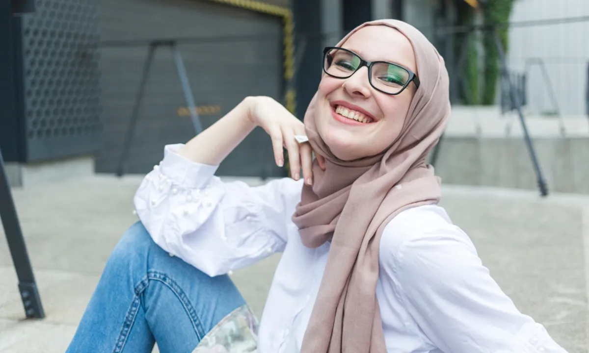 Style Hijab Kemeja Putih dan Jeans: Simpel, Chic, dan Cocok untuk Segala Acara