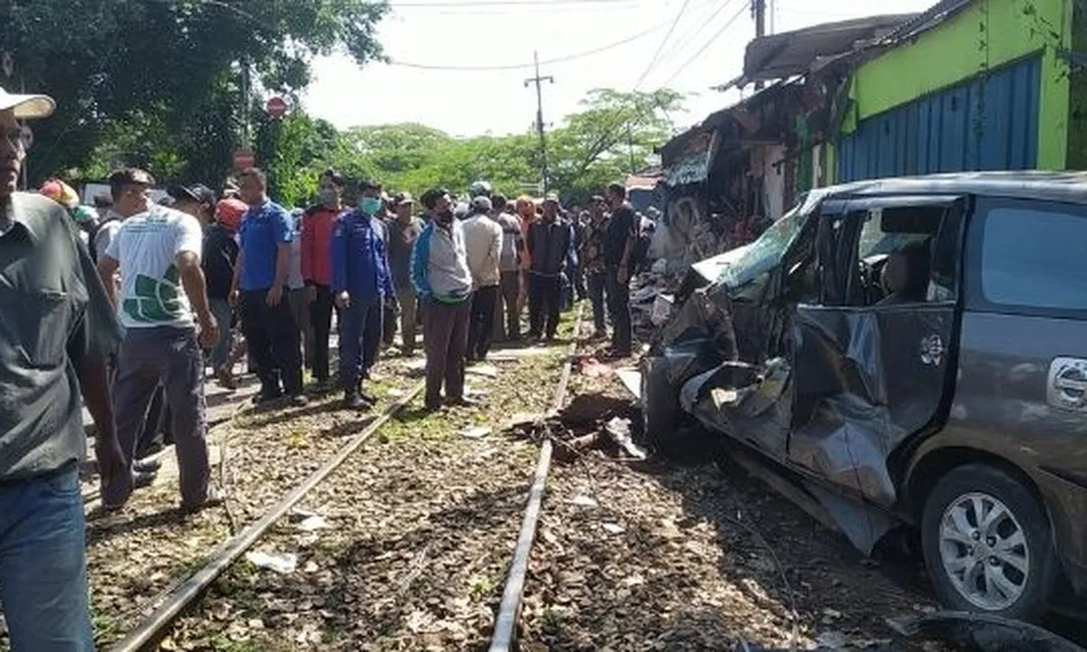 Tak Lihat KA Lewat, Mobil Inova Tertabrak KA Tangki Pertamina
