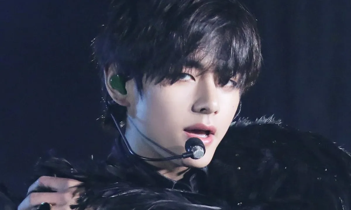 Tampil Bak Angsa Hitam, V BTS Tuai Banyak Pujian