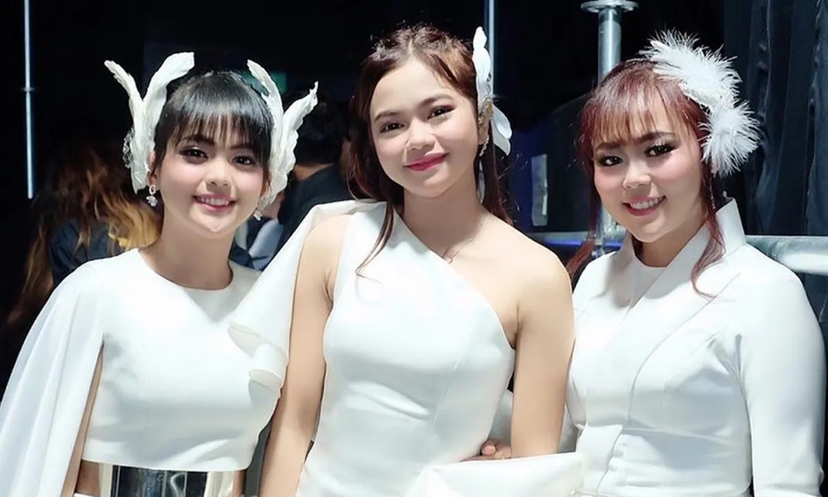 Tampil Dengan Busana Serba Putih, Selfi, Rara dan Putri Bak Bidadari