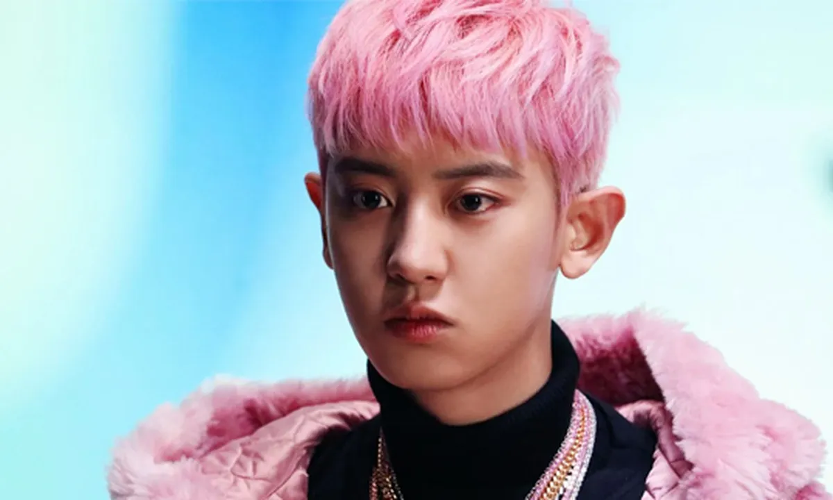 Tampil Serba Pink Saat Syuting MV 'OBSESSION', Visual Chanyeol EXO Ganteng Banget!