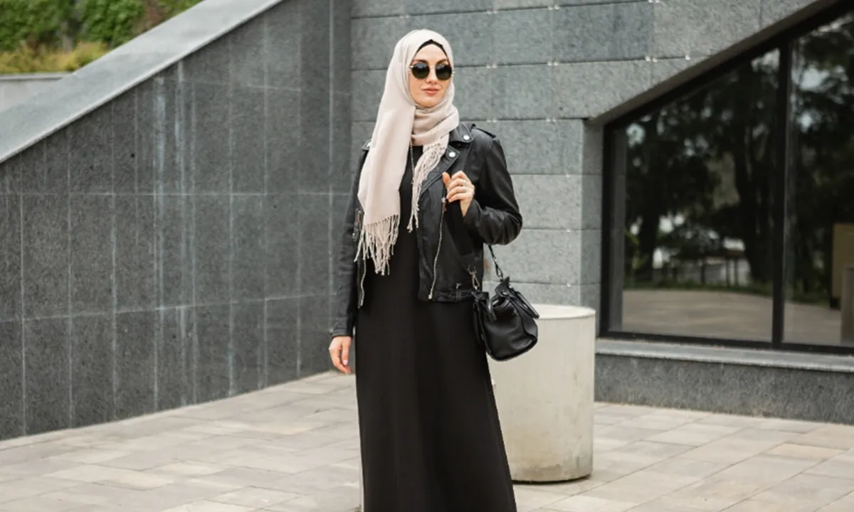 Tampil Simpel tapi Stylish dengan Dress Hitam Hijab saat Lebaran, Ini Caranya!