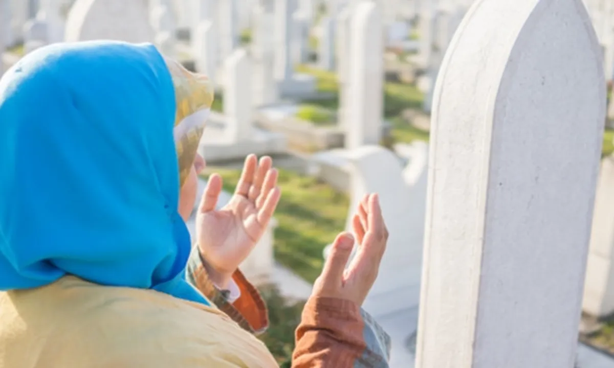 Tata Cara Ziarah Kubur Sesuai Sunnah, Lengkap Dengan Doanya