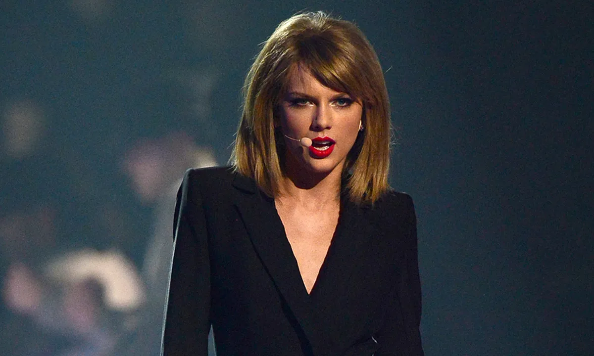 Taylor Swift Beri Penghormatan Untuk Aretha Franklin di Konsernya