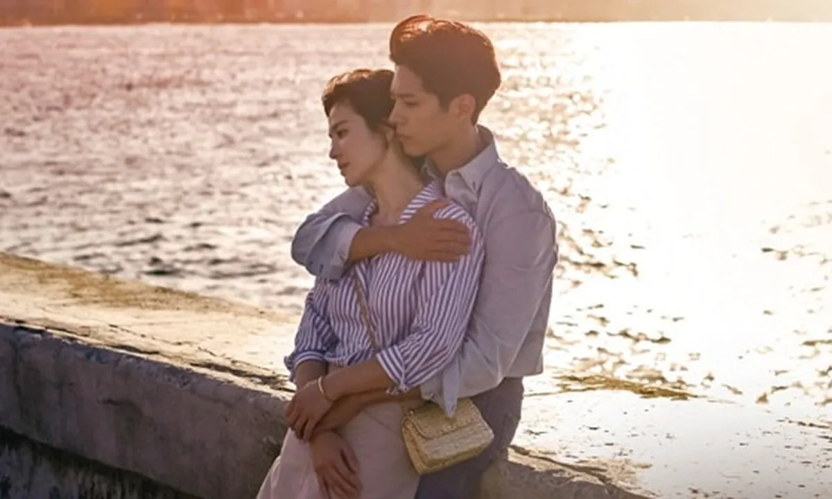 Teaser 'Encounter', Park Bo Gum Bantu Pasangkan Sandal Song Hye Kyo
