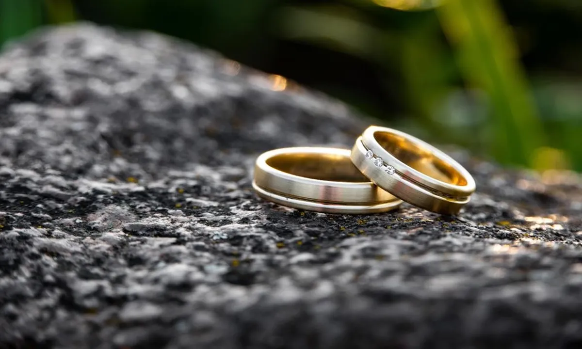 Temukan Model Cincin Emas Terbaru 2025 yang Sempurna untuk Acara Tunangan Anda!