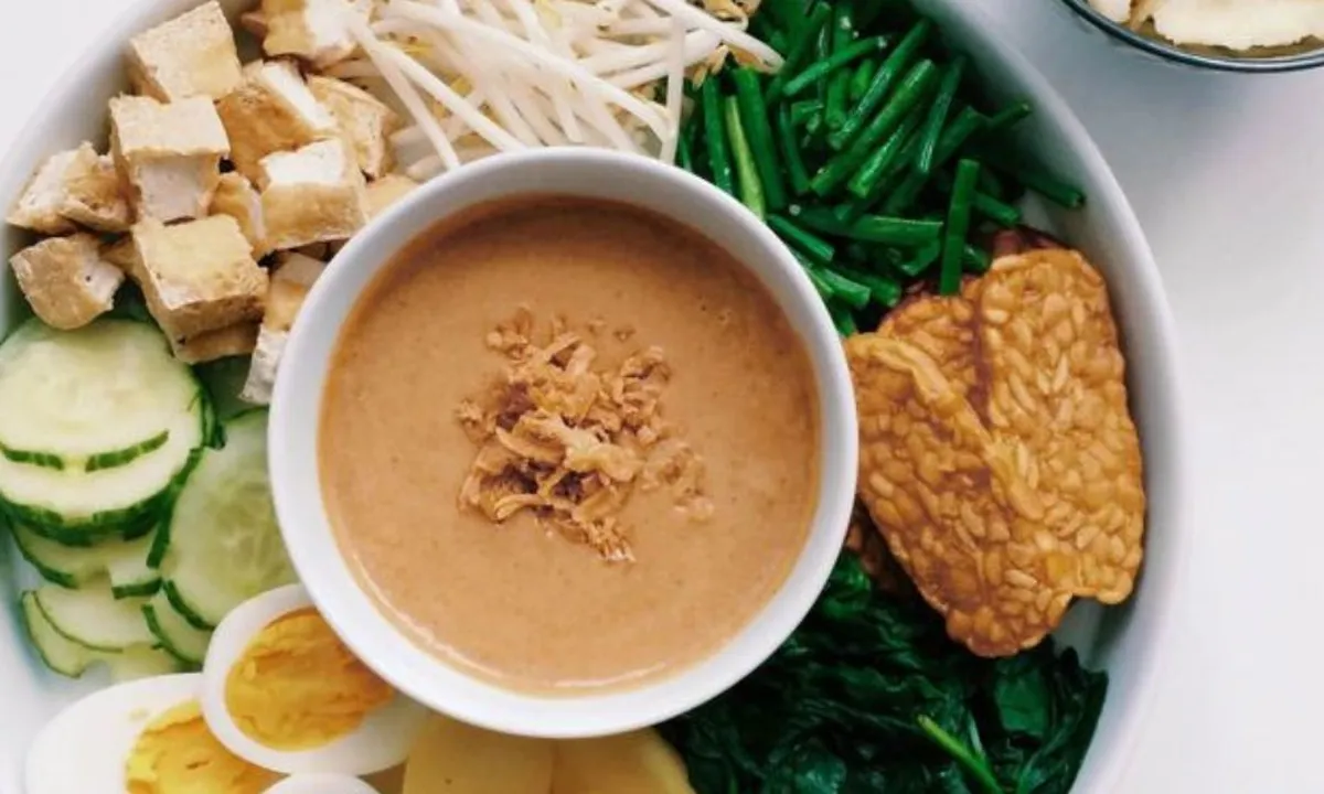 Ternyata Ini Rahasianya Bikin Bumbu Gado-Gado Gurih dan Kental Tanpa Kentang