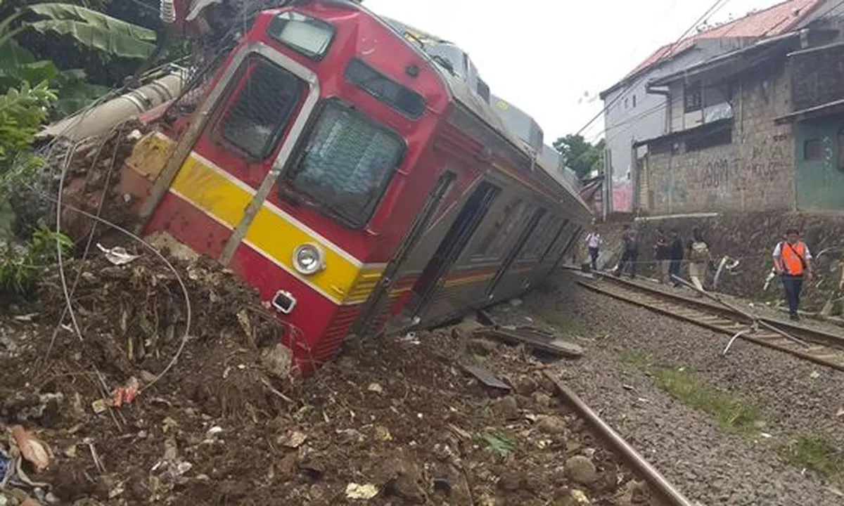 Tiang Listrik Timpa Gerbong Saat Ditabrak KRL yang Anjlok, Penumpang Terjepit