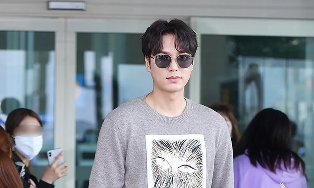 Tiba di Bali, Lee Min Ho Tampil Kasual dan Mempesona