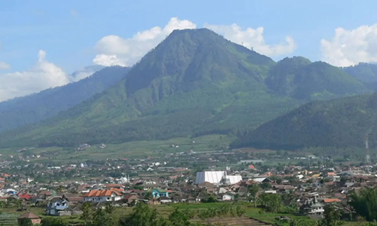 Tinggalkan Sepatu dan Kaos Kaki, Pendaki Gunung Panderman Belum Ditemukan