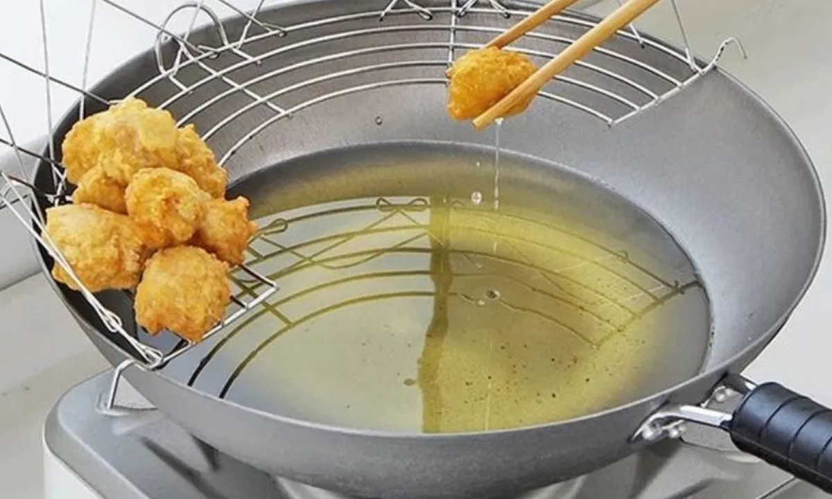 Tips Bersihkan Minyak Goreng dari Tepung Halus Tanpa Tunggu Lama