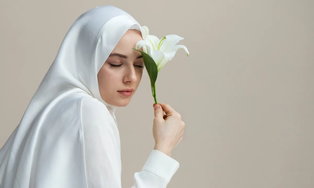 Tips Memadukan Baju Putih Hijab yang Stylish untuk Lebaran