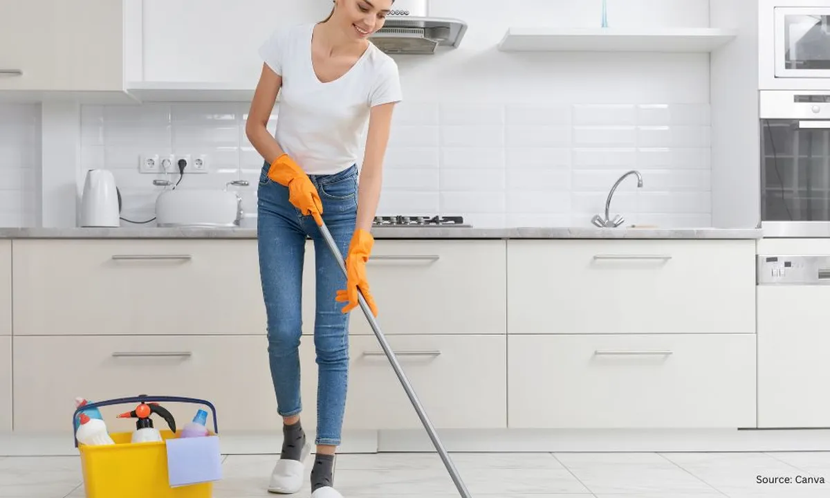 Tips Membersihkan Lantai Dapur Berminyak hingga Kesat dalam Sekejap