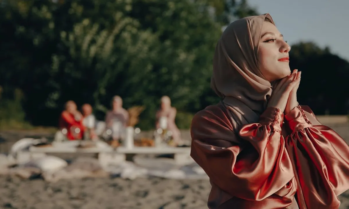 Tips OOTD Bukber Hijab yang Modis dan Nyaman untuk Momen Spesial