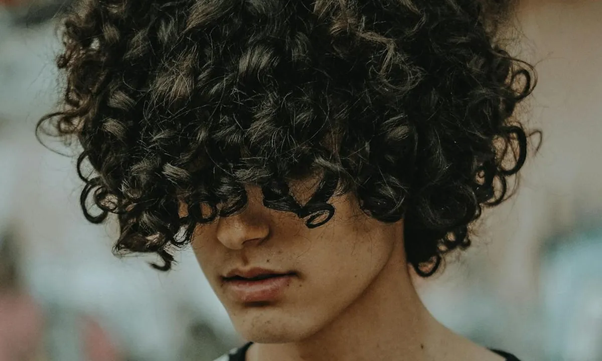 Tips Perawatan dan Pilihan Gaya Rambut Ikal Pria Agar Tetap Terlihat Rapi dan Sehat