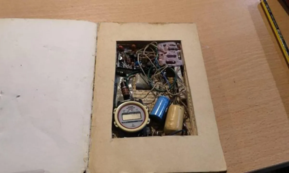 Toko Buku Bekas Ini Temukan Bom Palsu di Salah Satu Koleksinya
