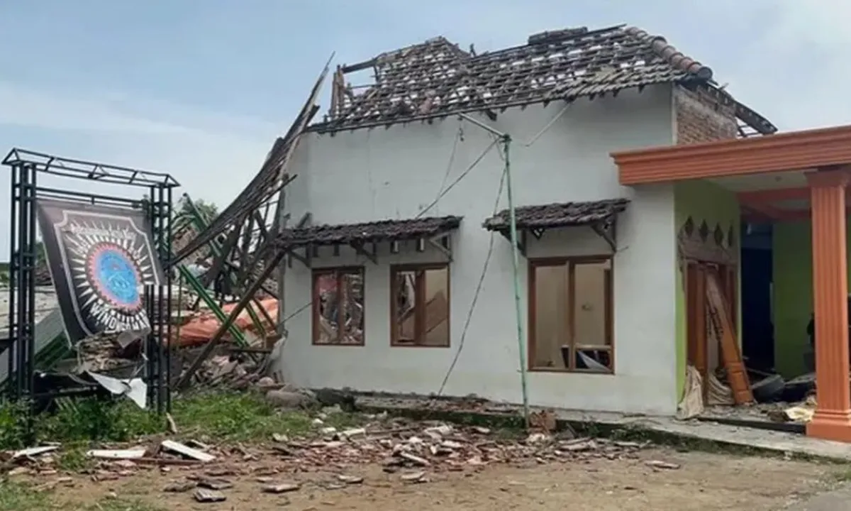 Tragedi di Mojokerto: Rumah Polisi Meledak, Dua Orang Tewas