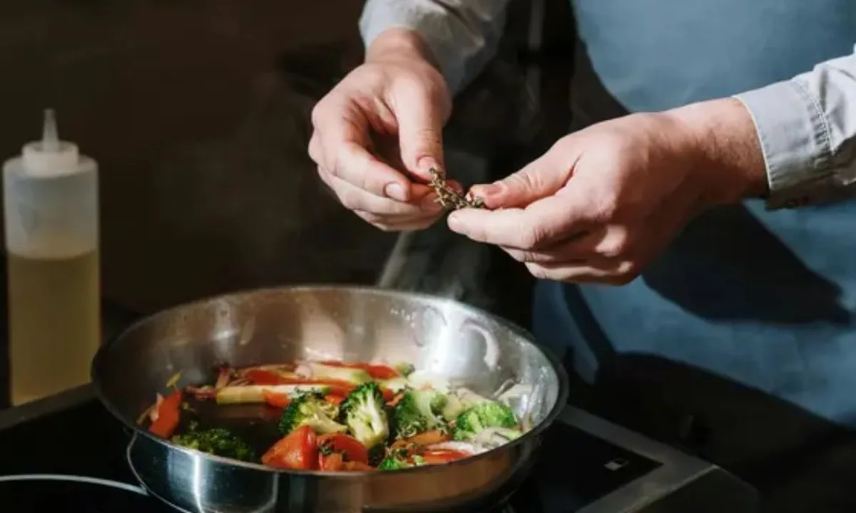 Trik Jitu Kurangi Kalori Minyak Saat Memasak