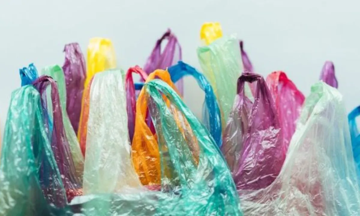 Trik Jitu Menutup Kantong Plastik Hanya dengan Sendok