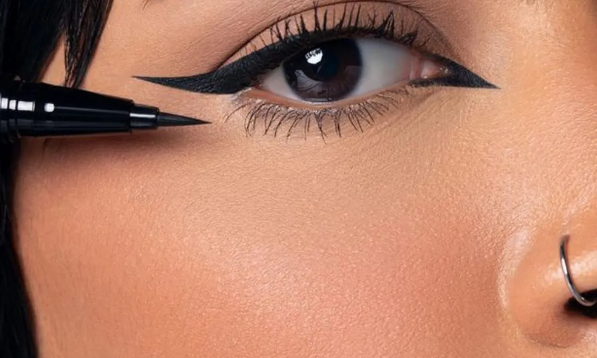 Trik Simpel untuk Menciptakan Eyeliner Rapi dan Tipis Seperti di TikTok