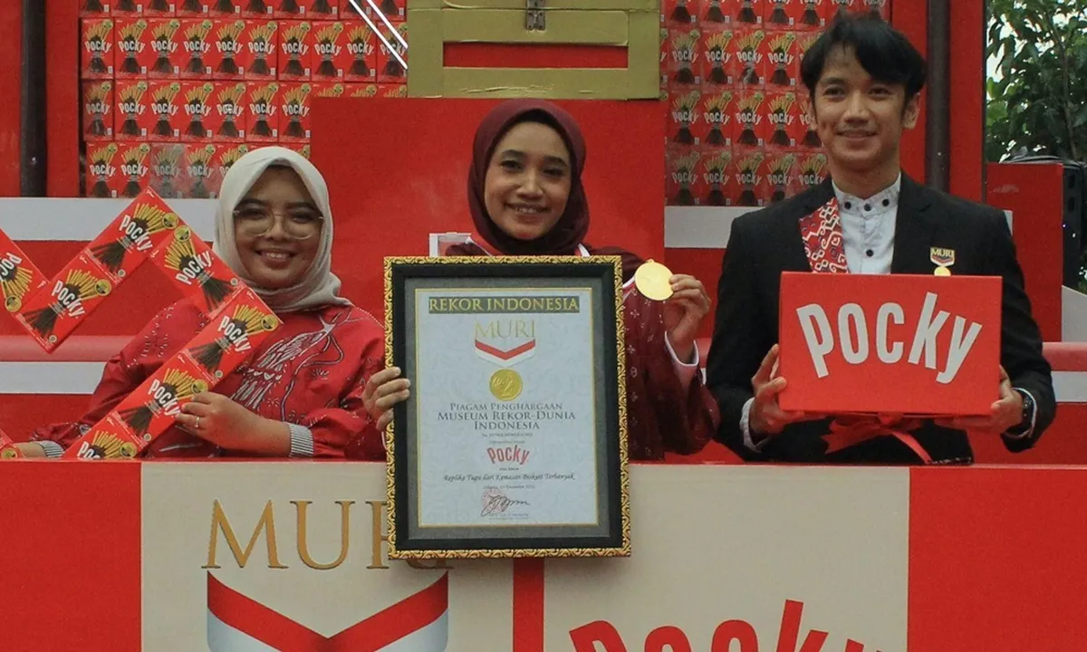 Tugu Replika dengan Kemasan Biskuit Terbanyak ini Berhasil Pecahkan Rekor MURI