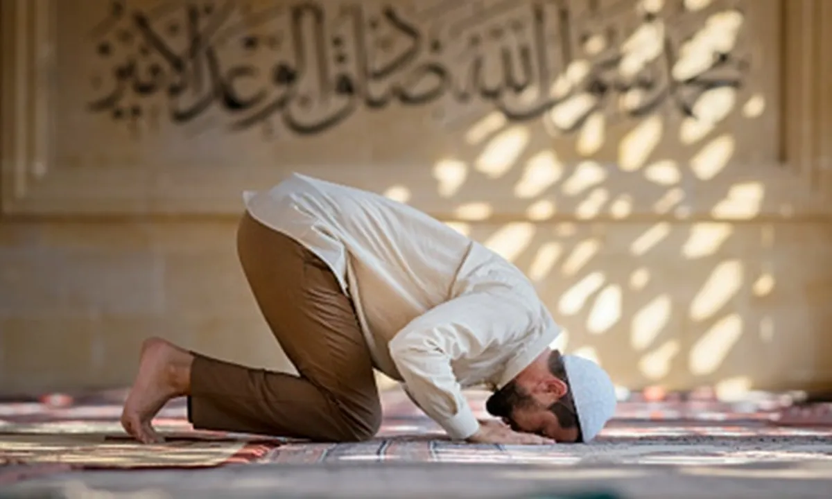 Tumaninah Artinya Tenang dalam Sholat, Ketahui Manfaat dan Cara Melakukannya