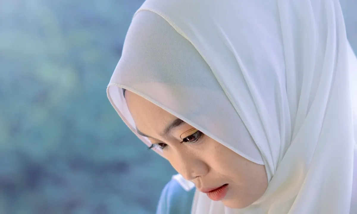Tutorial Hijab Pashmina untuk Wajah Bulat agar Terlihat Lebih Proporsional