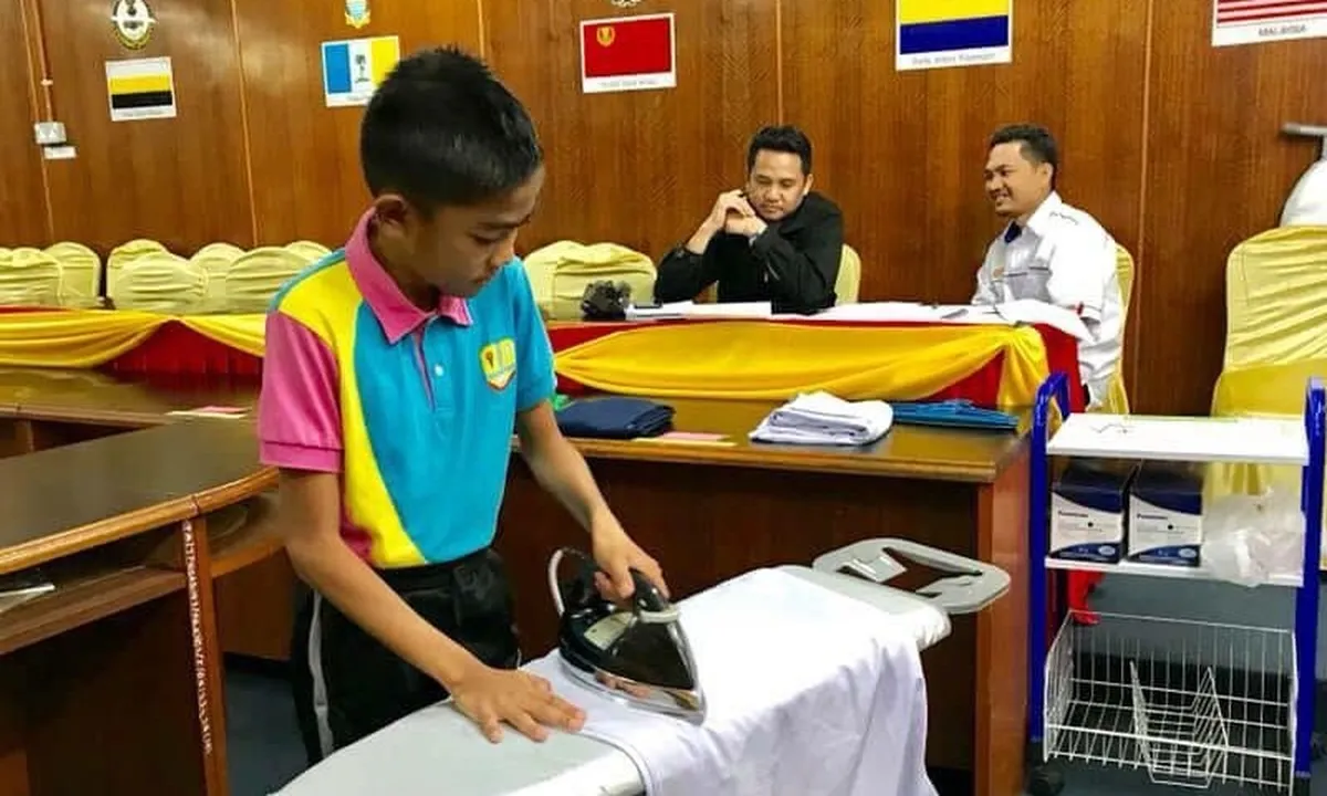 Ujian Masuk Sekolah Ini Unik Banget, Disuruh Menyetrika Baju!