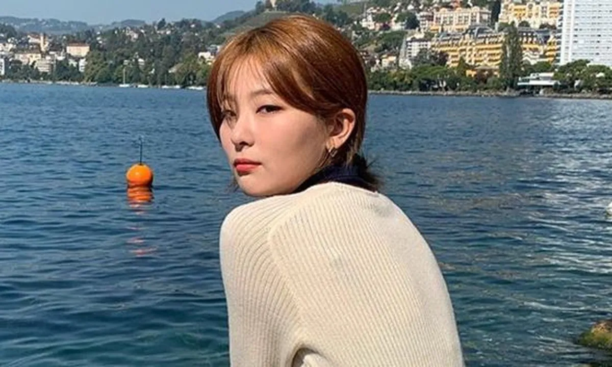 Unik dan Bikin Lapar, Seulgi Red Velvet Pose dengan Indomie Satu Rak