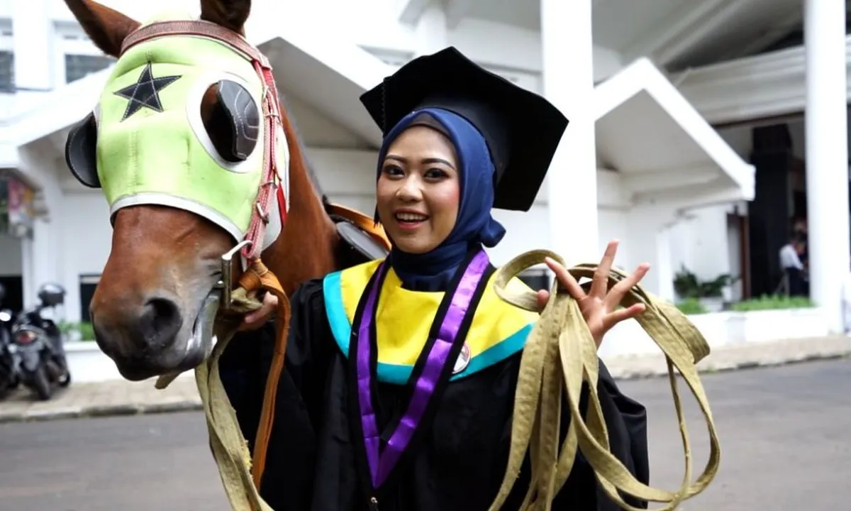 Unik! Nur Avia Aminia Datang ke Lokasi Wisuda Naik Kuda