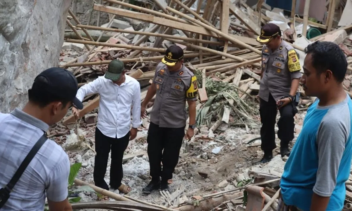 Viral Hujan Batu di Purwokerto, 7 Rumah dan 1 Madrasah Ambruk