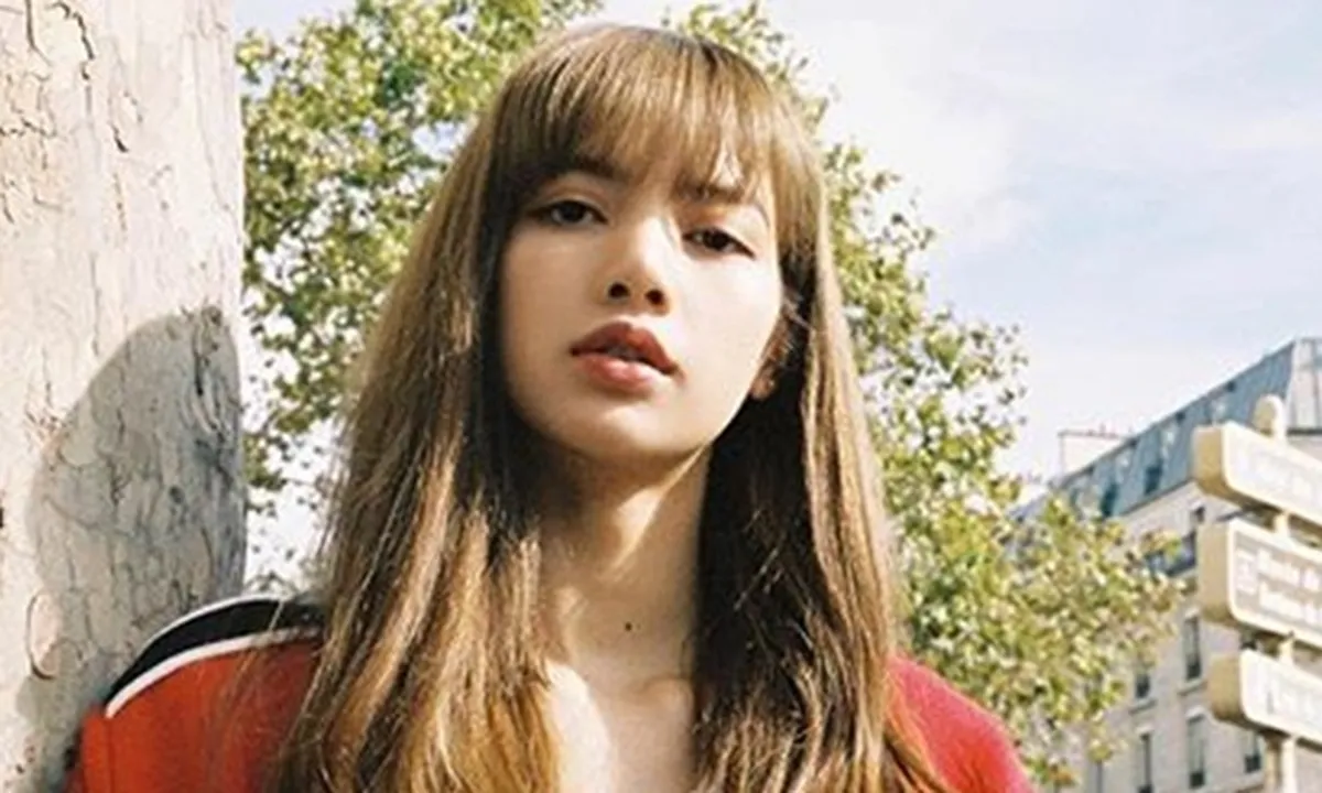 Visual Lisa BLACPINK Semakin Bersinar Saat Pose di Depan Menara Eiffel