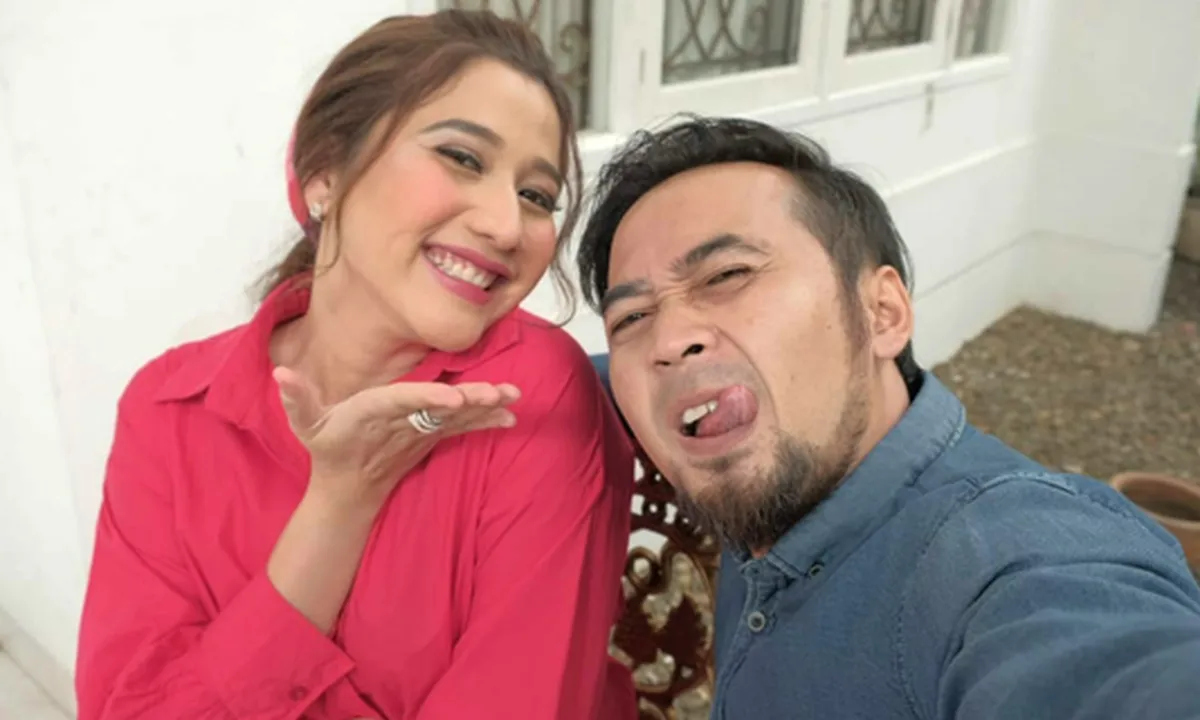 Vokalis Hello Band Digandeng Mesra Perempuan Cantik, Ada Apa?