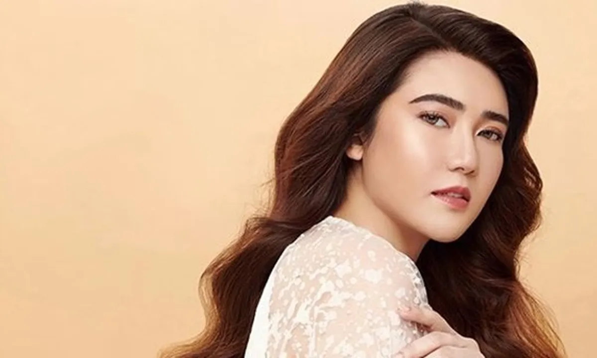 Wajah Cemong Kena Kue, Via Vallen Tetap Terlihat Cantik dan Glowing!