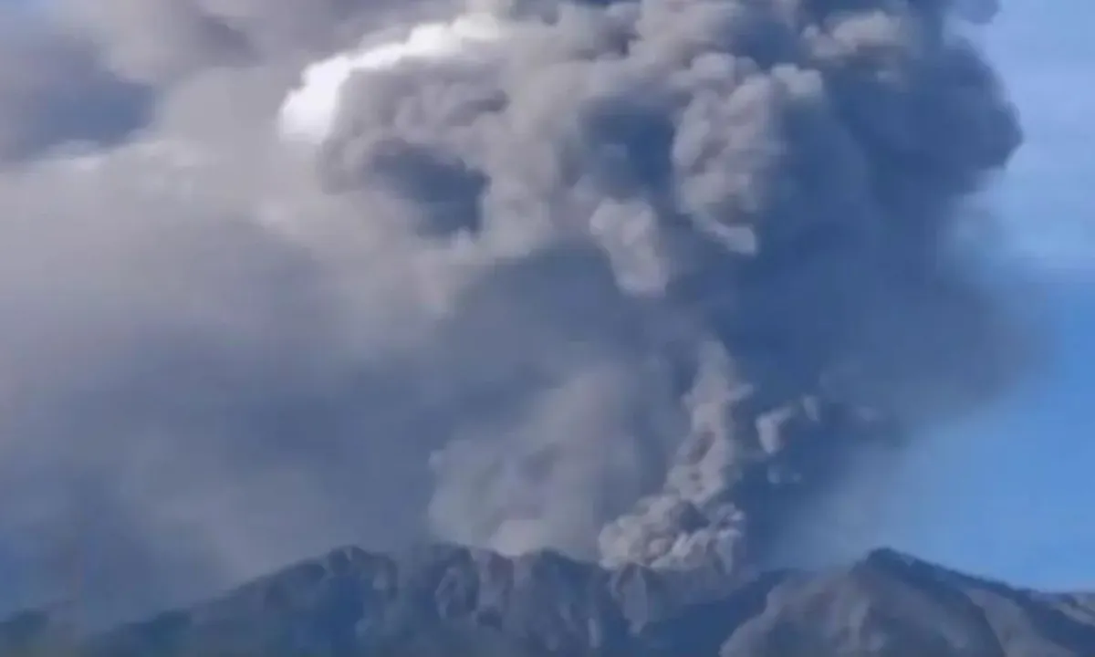 Waspada! Gunung Raung Erupsi, Warga Dilarang Mendekati Kawah