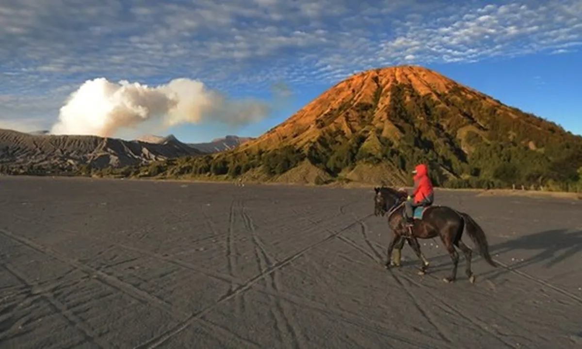 Wisatawan Hilang di Gunung Bromo, Tinggalkan Jejak Sepeda Motor dan HP