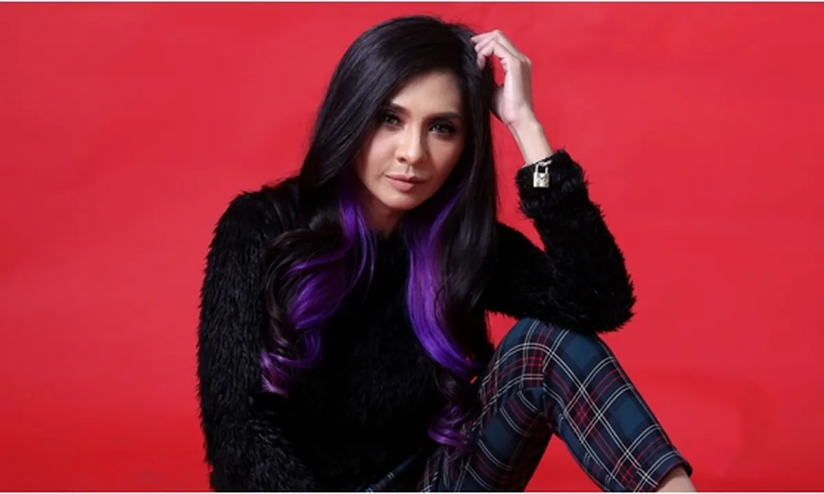 Zizi Kirana Penyanyi Hiphop Yang Menyukai Dangdut