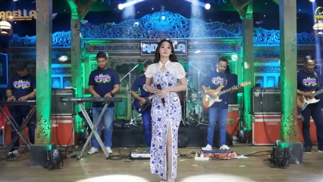 Lirik Selendang Biru (ft. OM ADELLA)