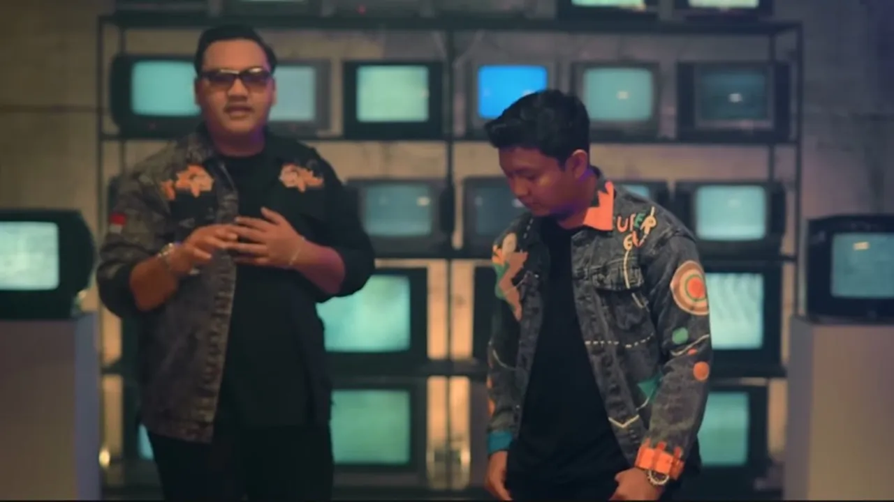 Lirik Rungokno Aku (ft. Denny Caknan)