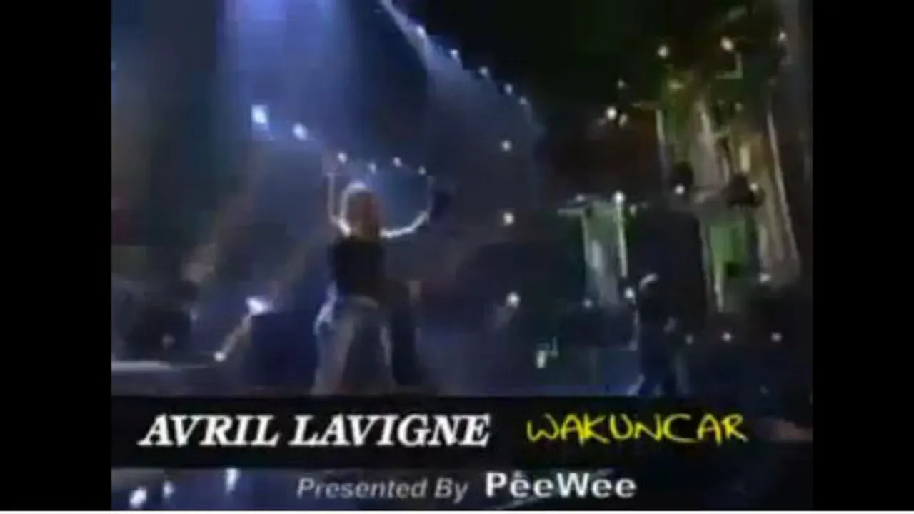 Avril Lavigne Buat Penonton Joget Dengan 'Wakuncar'