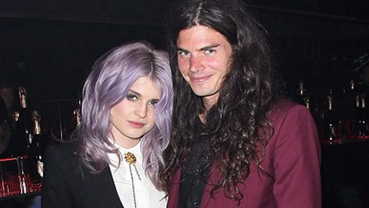 Punya Pacar Baru, Kelly Osbourne Pamer Foto Ciuman