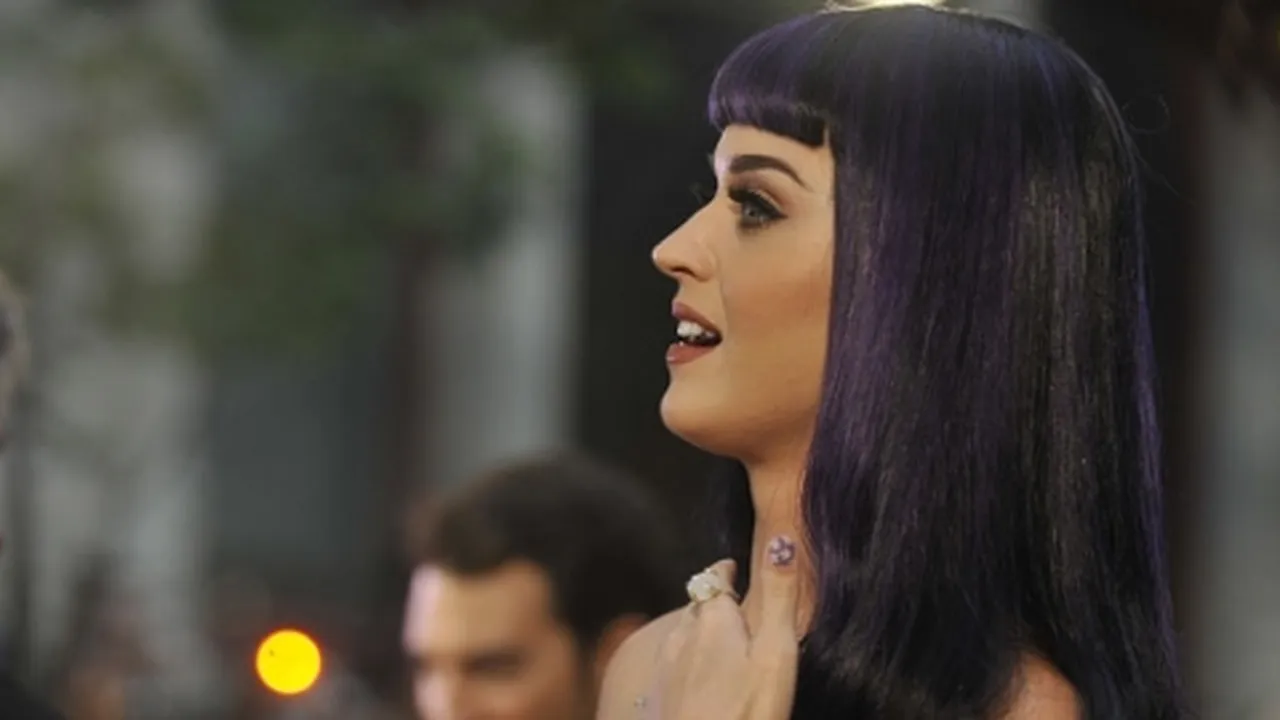 Katy Perry Hobi Selipkan Sesuatu di Belahan Dada?
