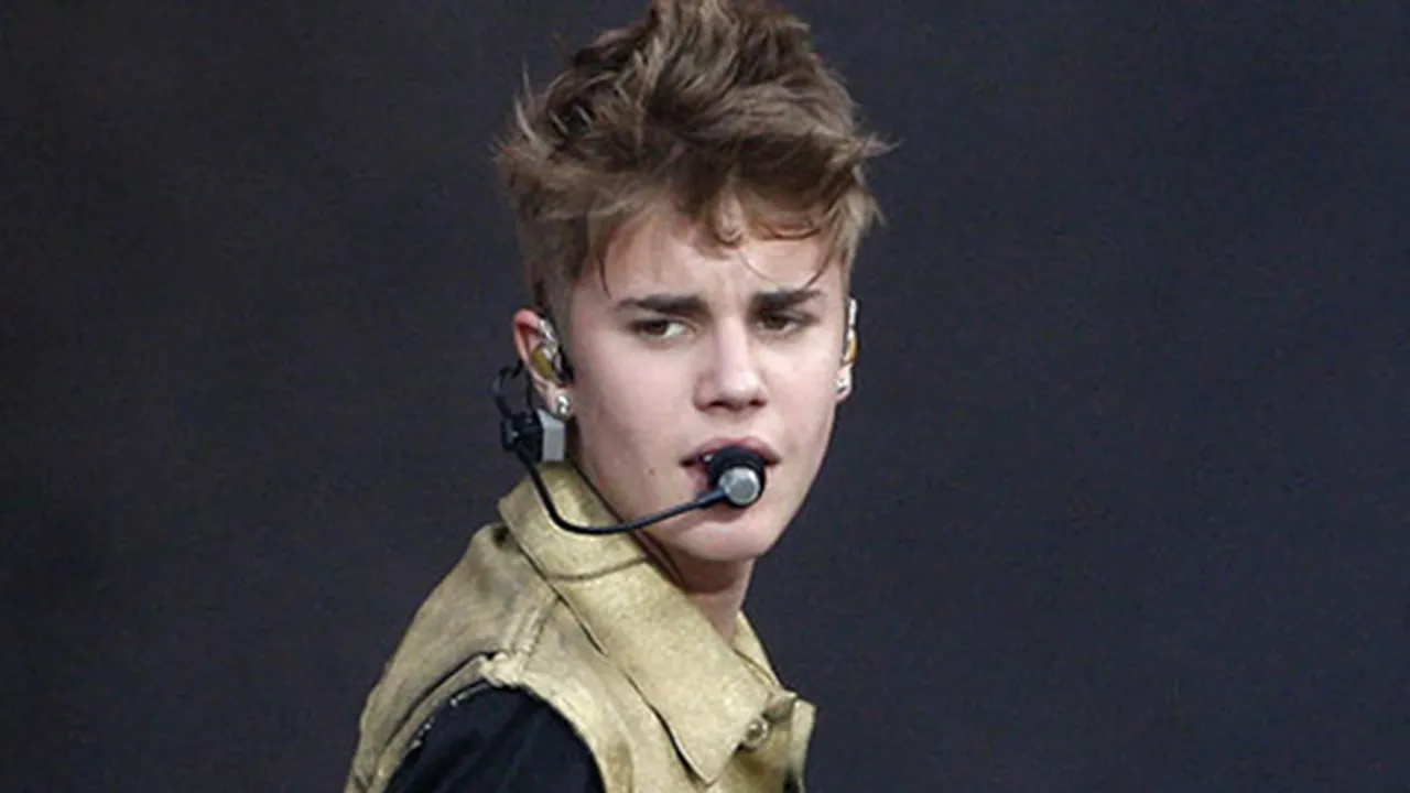 Konyolnya Artis-Artis Ini Saat Bergaya Ala Justin Bieber