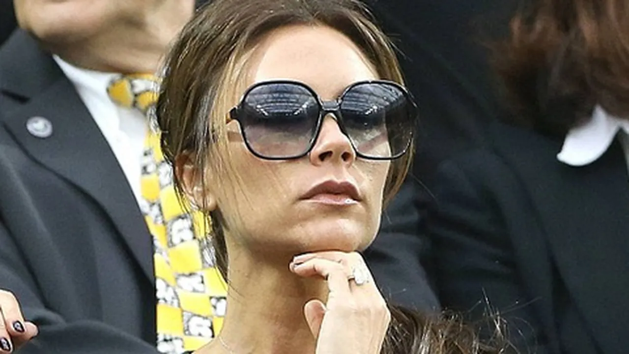 10 Bukti Victoria Beckham Bisa Tersenyum