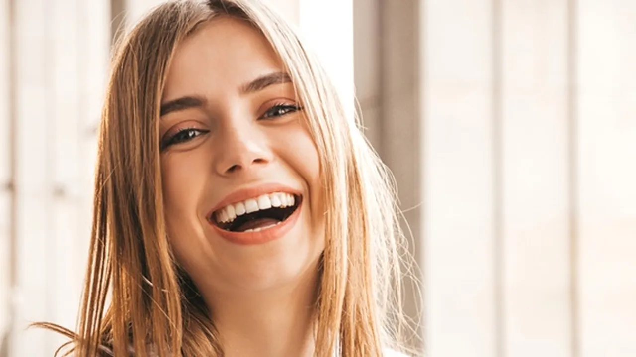 10 Cara Memutihkan Gigi Secara Alami, Simpel Tanpa Efek Samping