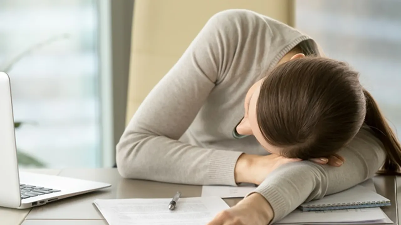 10 Cara Menghilangkan Rasa Ngantuk Berat di Siang Hari Saat Bekerja