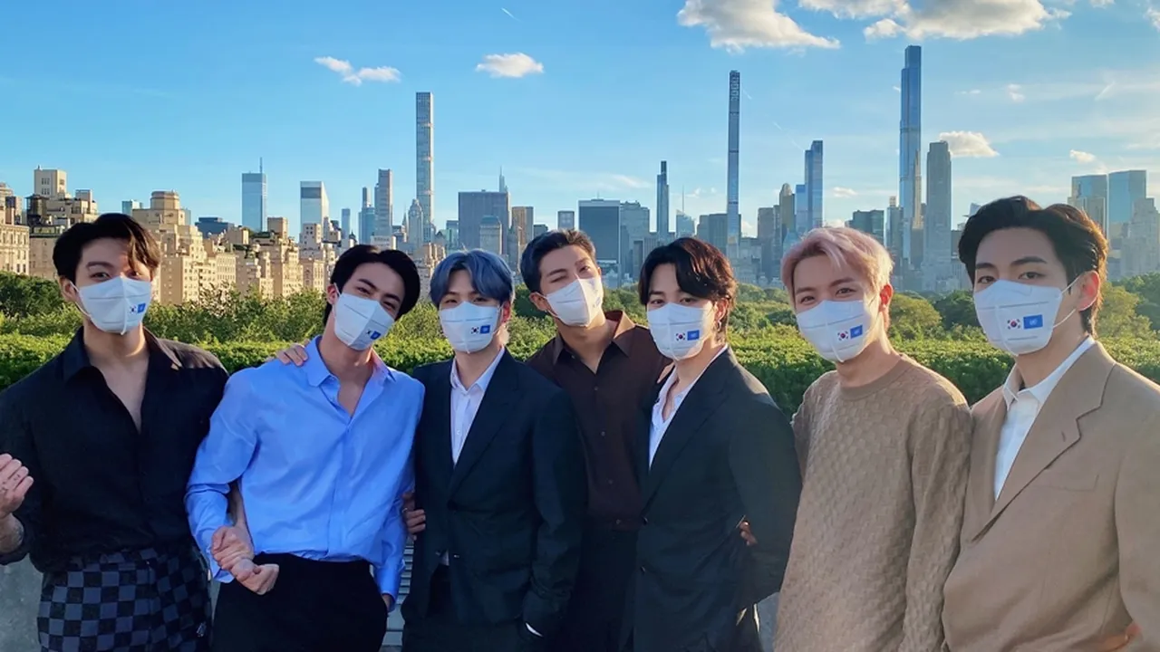 10 Gaya Berpakaian BTS saat Datang ke Met Museum Bersama Ibu Negara Korea