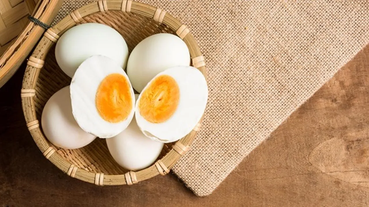 10 Manfaat Telur Asin Bagi Kesehatan yang Jarang Diketahui, Baik untuk Mata - Kulit