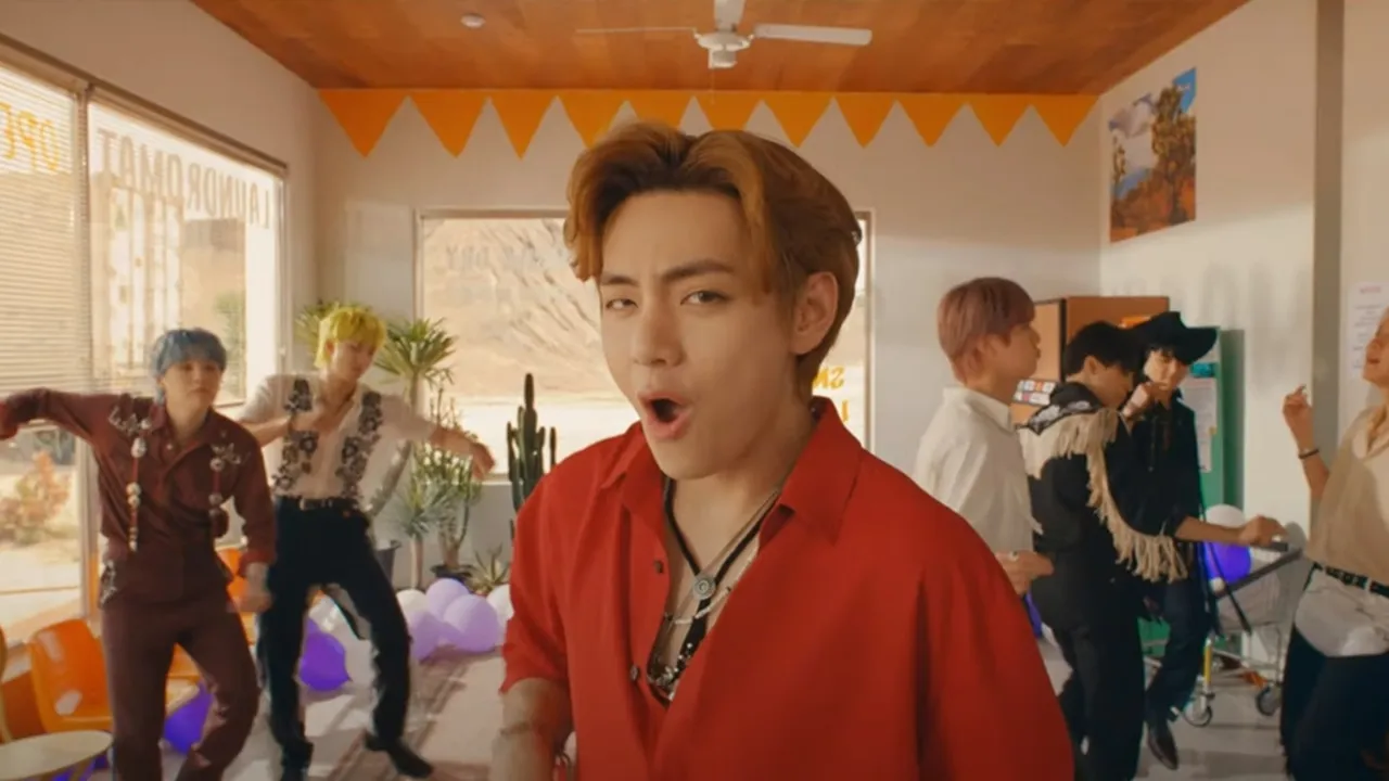 11 Momen Hot BTS di MV 'Permission To Dance': Belahan Dada Terbuka - Lirikan Nakal