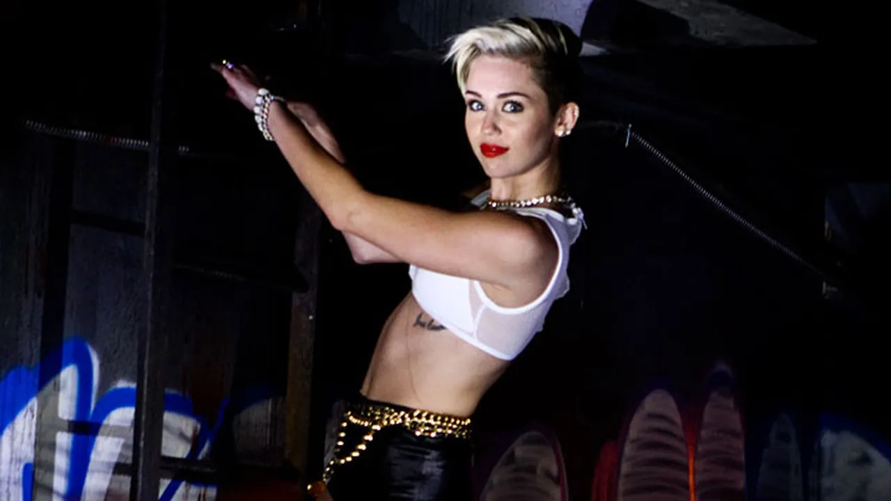 10 Momen Kegilaan Miley Cyrus di VMA 2013